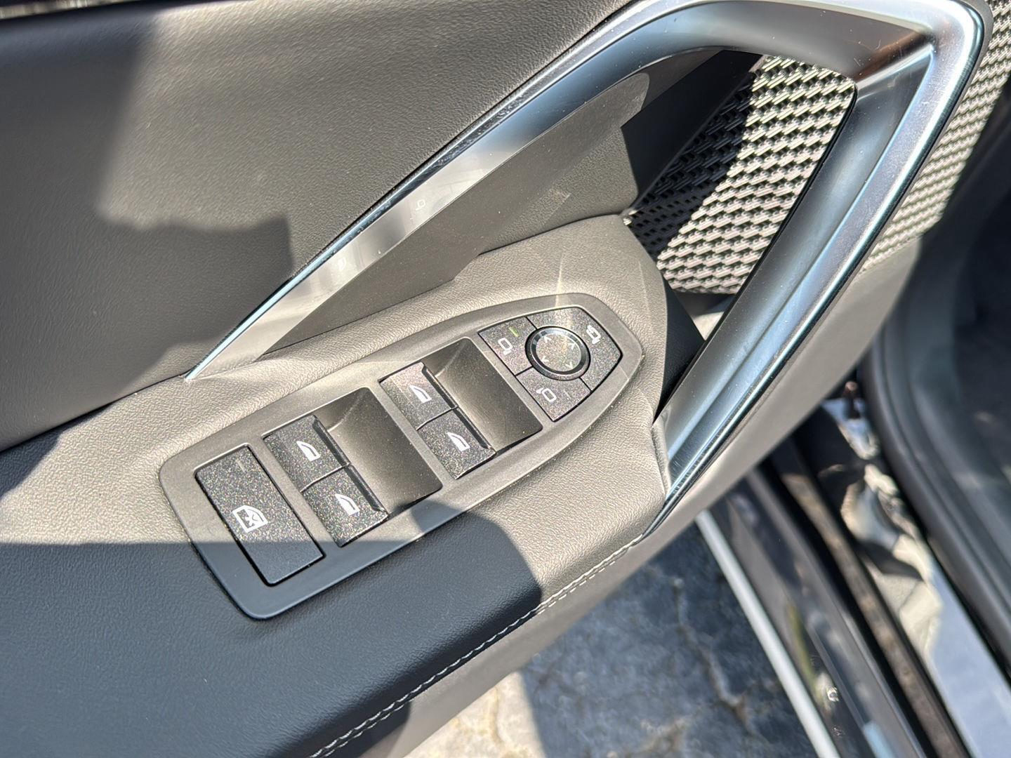 Vehicle image 27 of 36