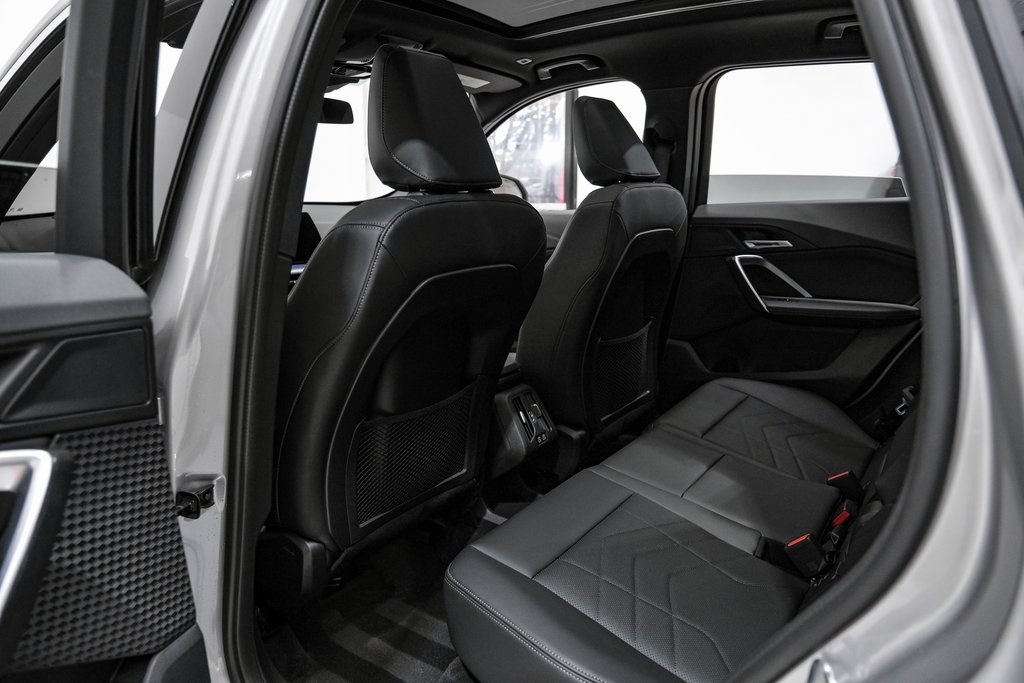 Vehicle image 33 of 51
