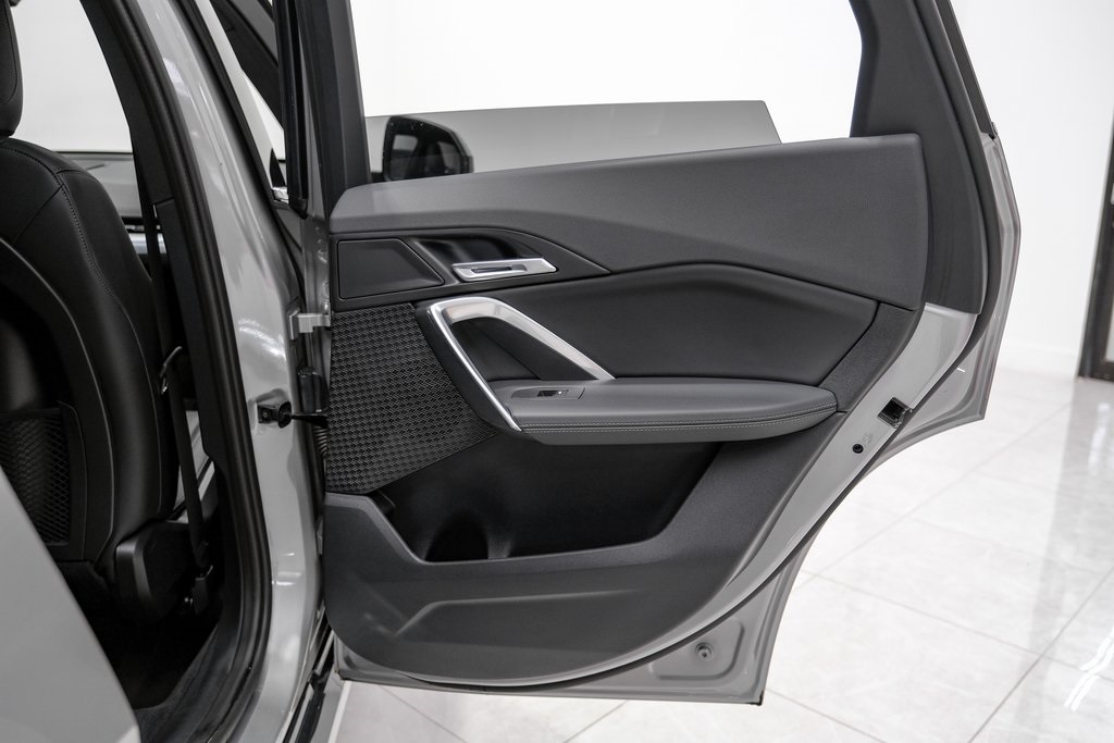 Vehicle image 41 of 51