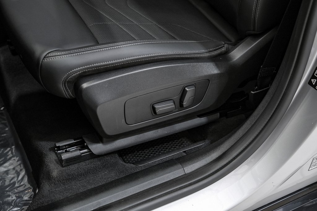Vehicle image 28 of 51