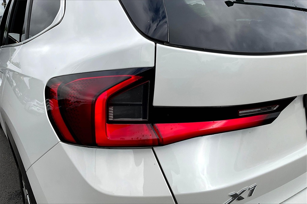Vehicle image 21 of 32