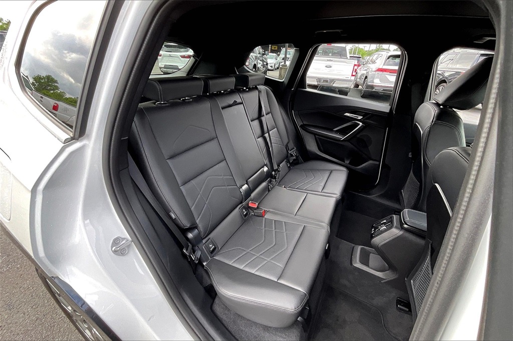 Vehicle image 23 of 32