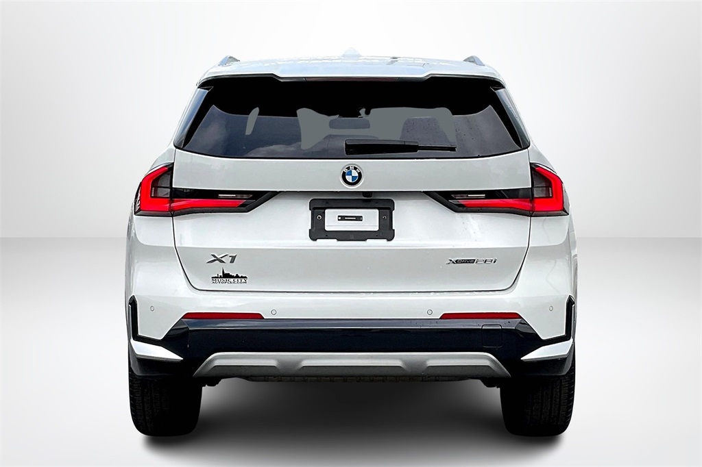 Vehicle image 6 of 32