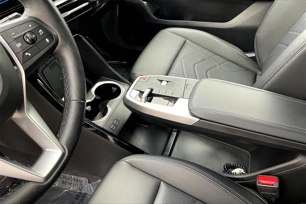 Vehicle image 16 of 32