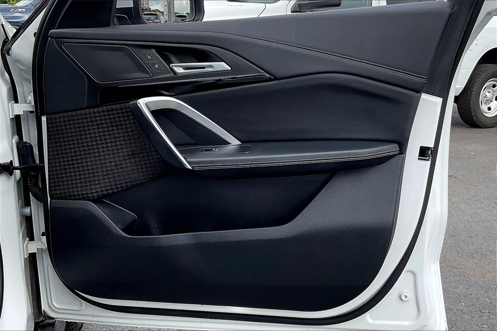 Vehicle image 26 of 32