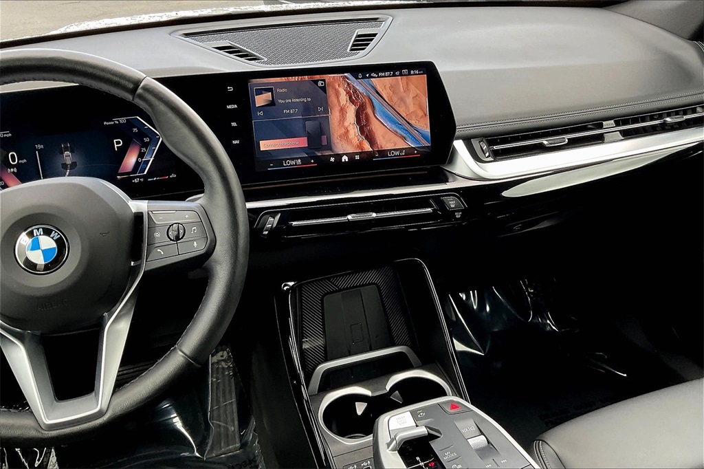 Vehicle image 10 of 32