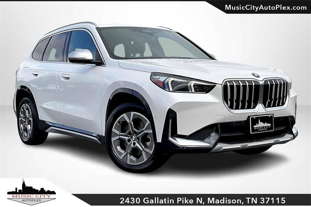 Vehicle image 4 of 32