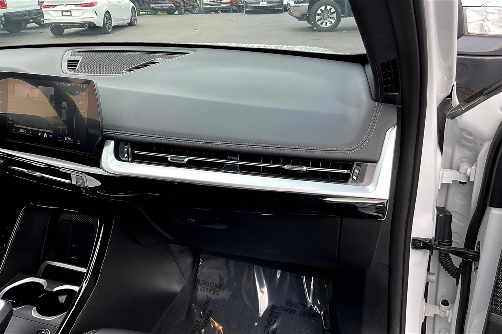 Vehicle image 24 of 32