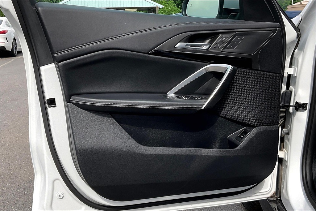 Vehicle image 18 of 32
