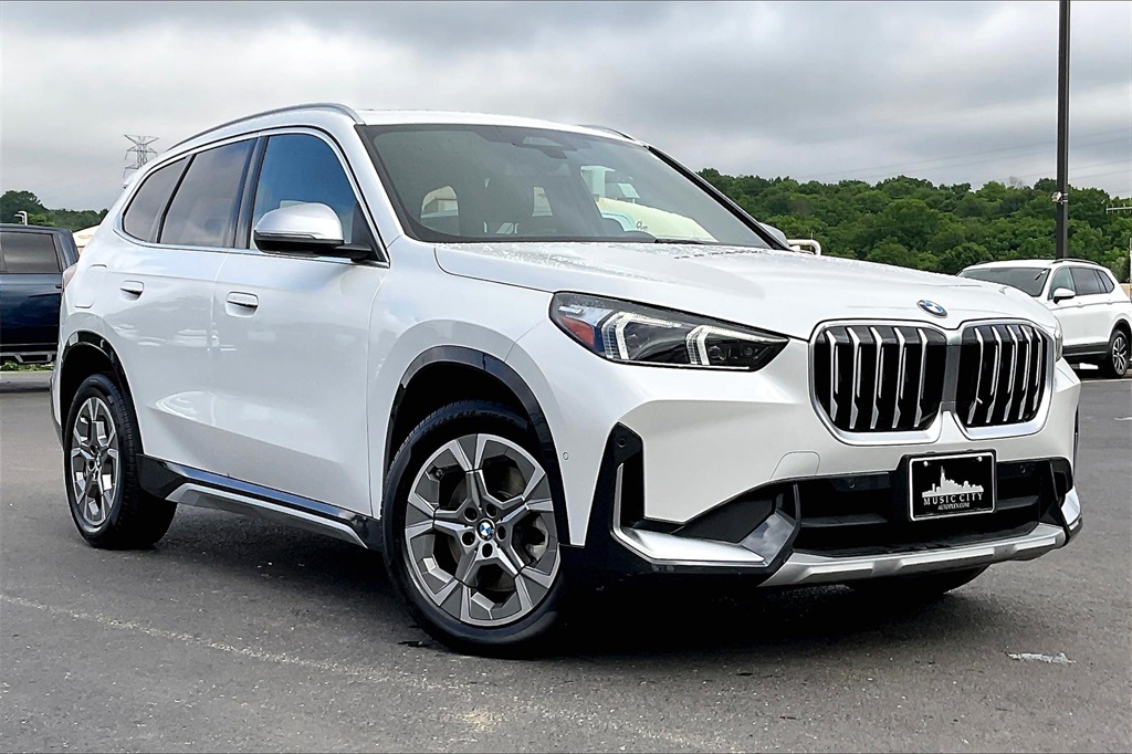 Vehicle image 3 of 32