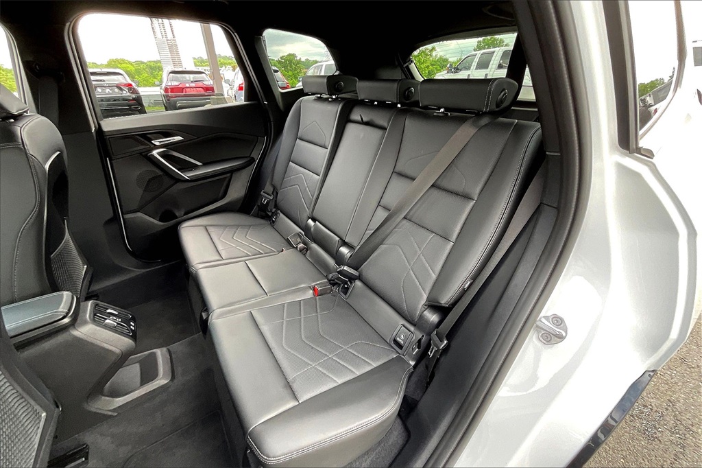Vehicle image 20 of 32