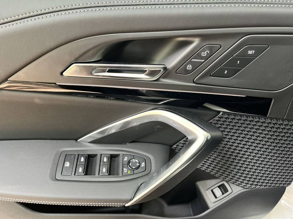 Vehicle image 14 of 28