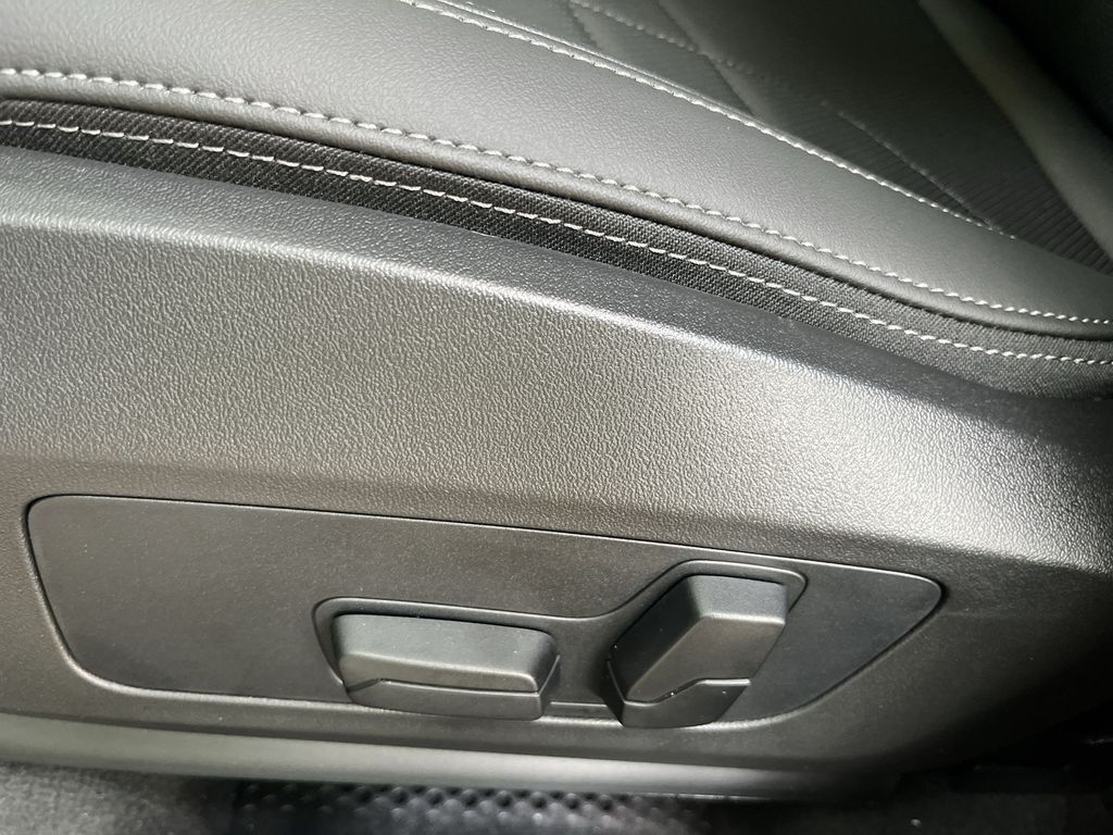 Vehicle image 13 of 28
