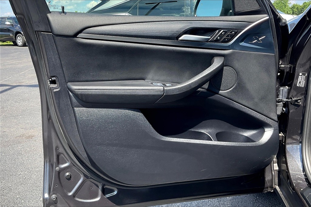 Vehicle image 24 of 33