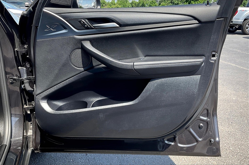 Vehicle image 25 of 33