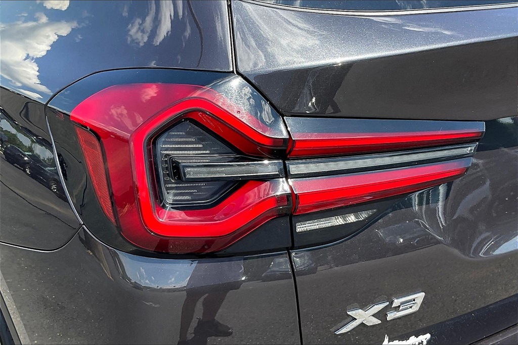 Vehicle image 26 of 33