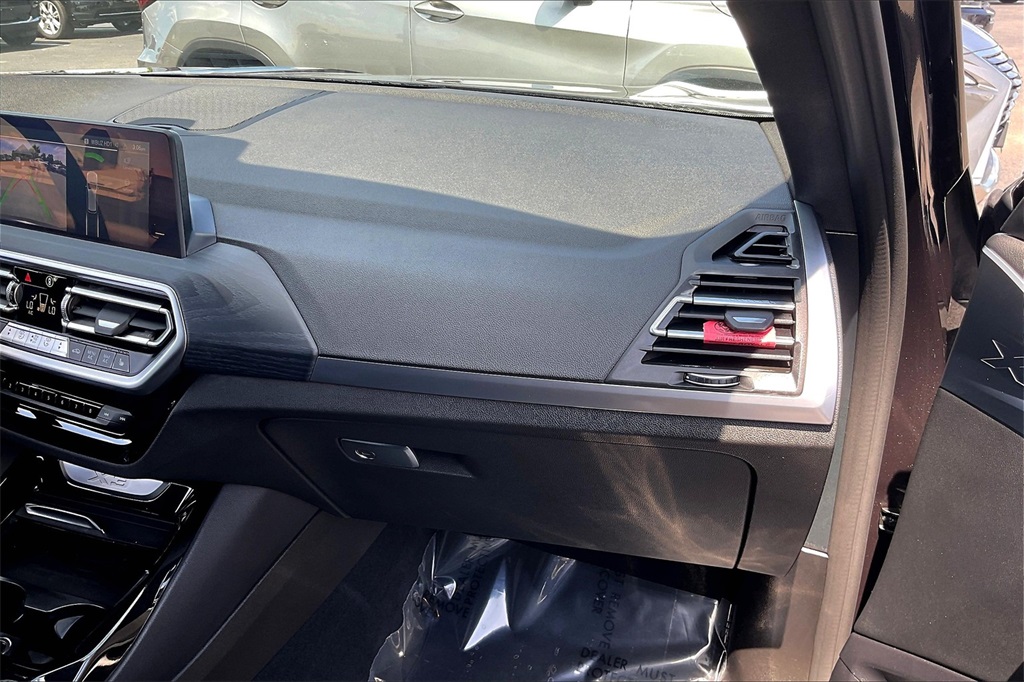 Vehicle image 17 of 33
