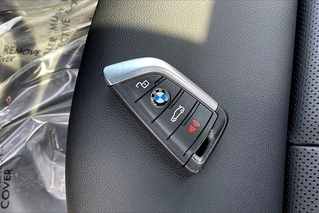 Vehicle image 28 of 33