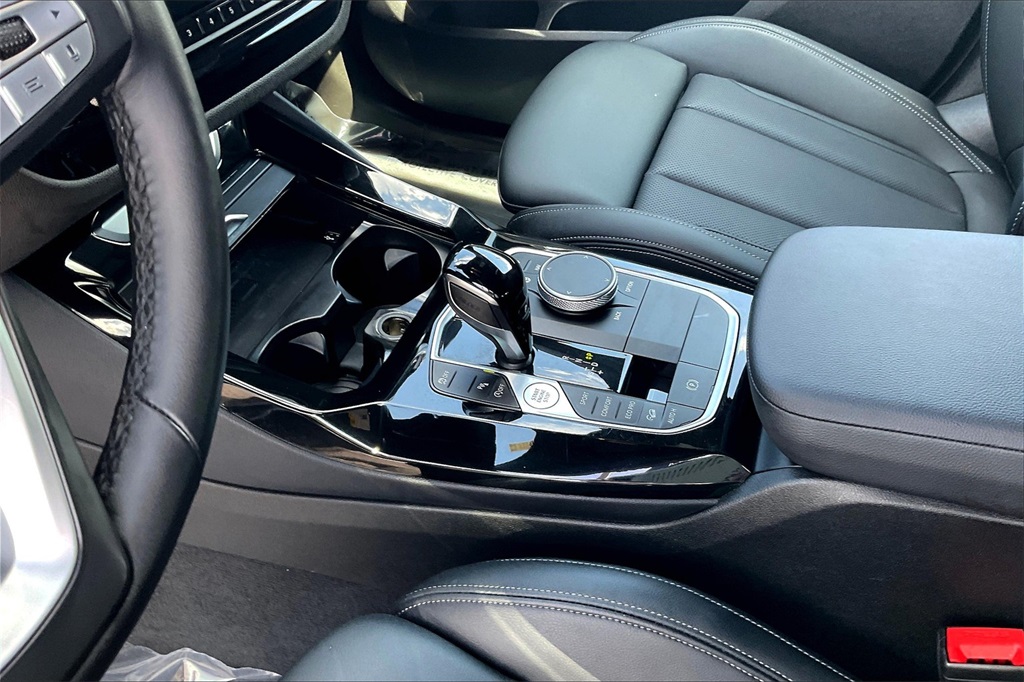 Vehicle image 23 of 33