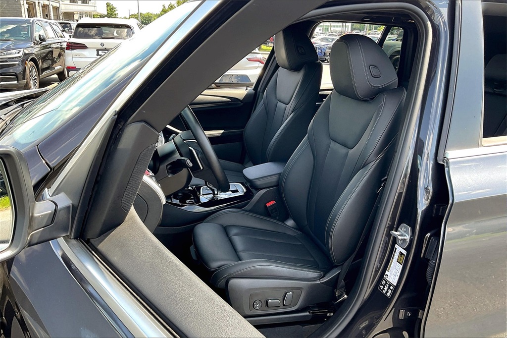 Vehicle image 13 of 33