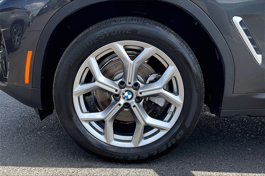 Vehicle image 9 of 33