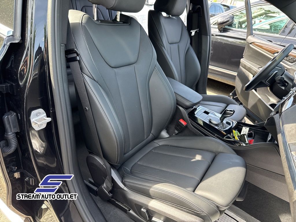 Vehicle image 33 of 35