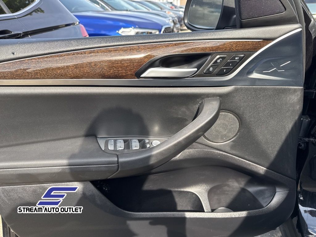 Vehicle image 13 of 35