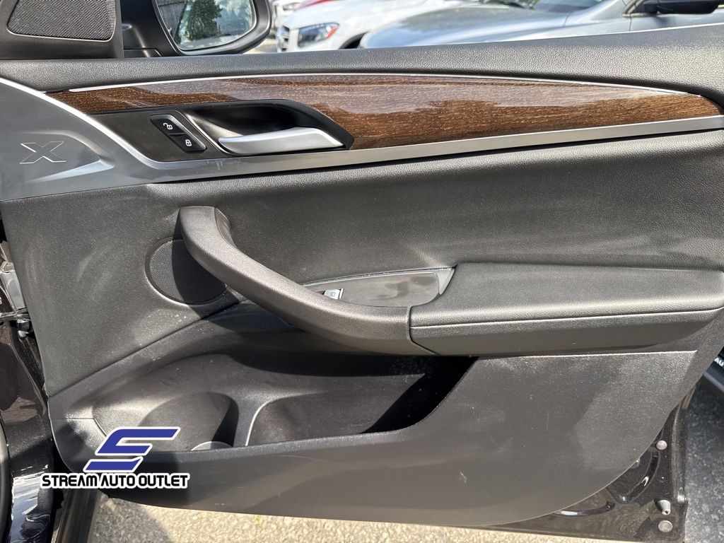 Vehicle image 31 of 35