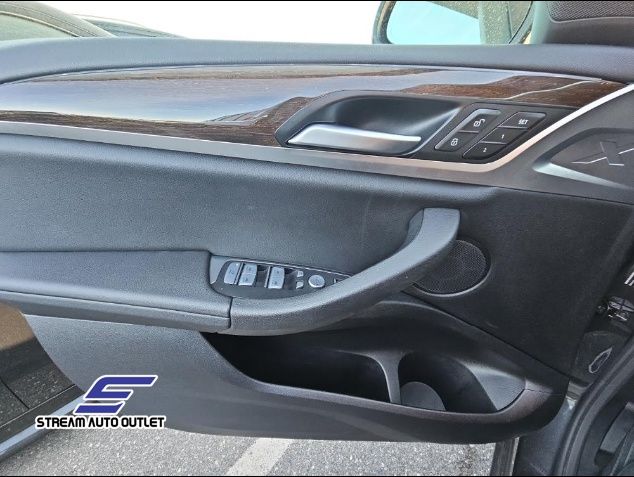 Vehicle image 15 of 22