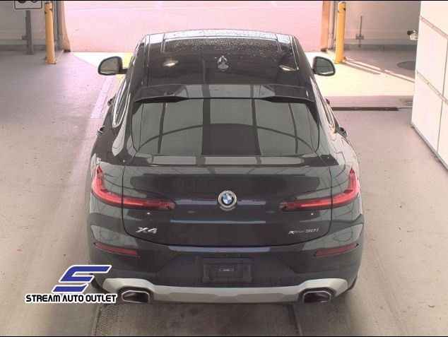 Vehicle image 10 of 22