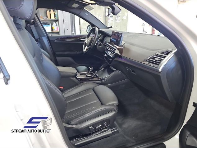 Vehicle image 14 of 21