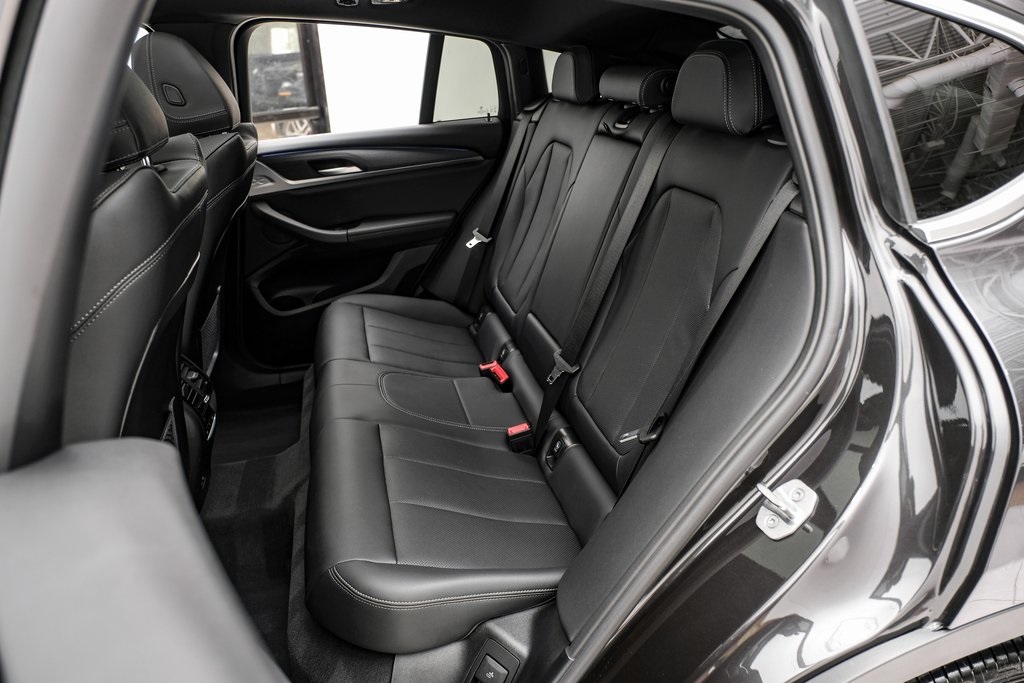 Vehicle image 33 of 52