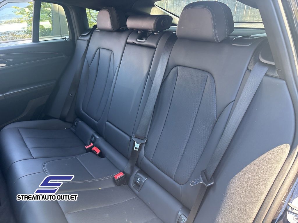 Vehicle image 21 of 36