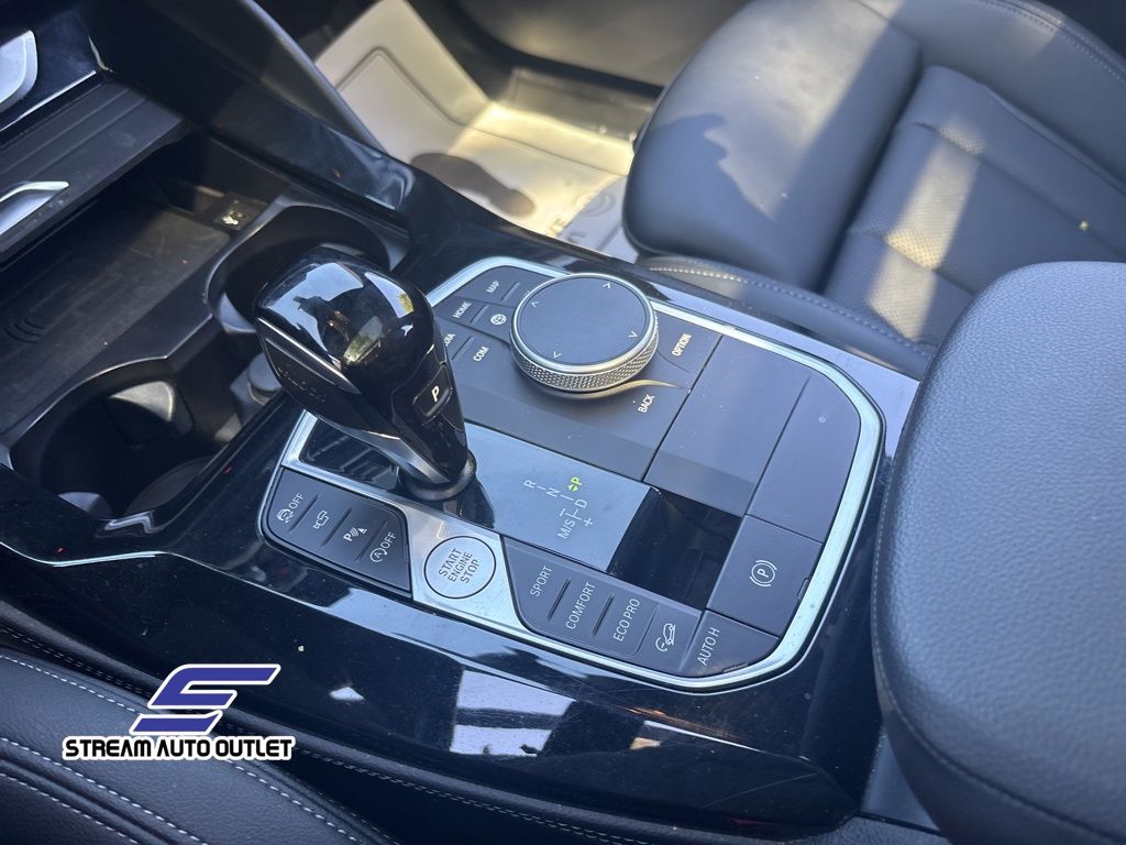 Vehicle image 33 of 36