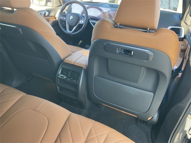 Vehicle image 16 of 26
