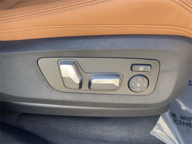 Vehicle image 13 of 26