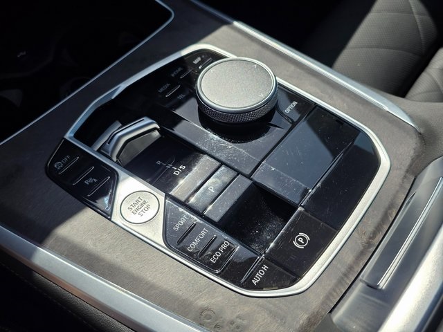 Vehicle image 34 of 40