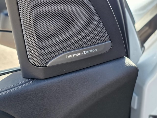 Vehicle image 27 of 40