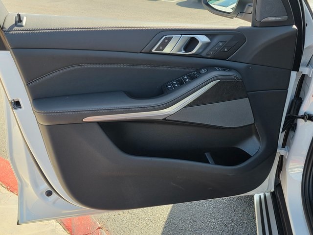 Vehicle image 25 of 40