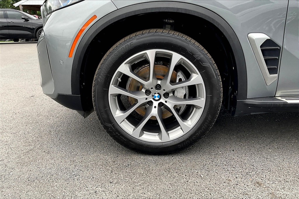 Vehicle image 9 of 32