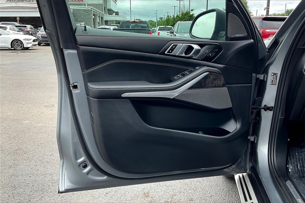 Vehicle image 23 of 32