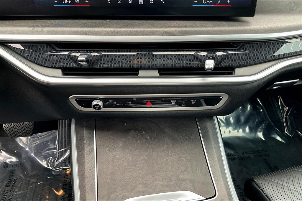 Vehicle image 10 of 32