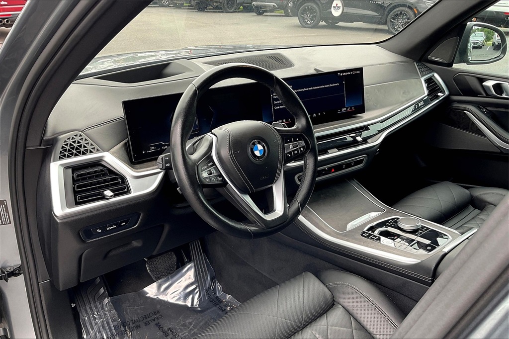 Vehicle image 16 of 32