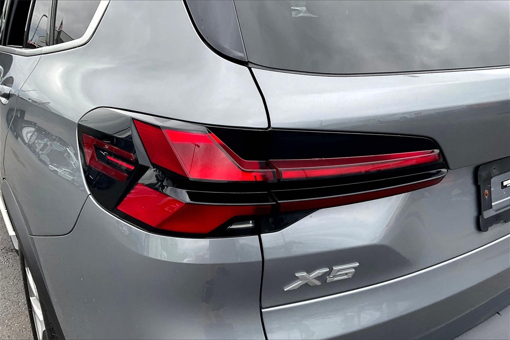 Vehicle image 25 of 32