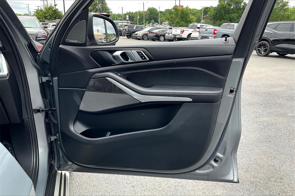 Vehicle image 24 of 32