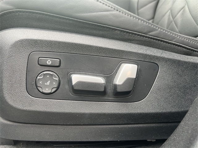 Vehicle image 23 of 26