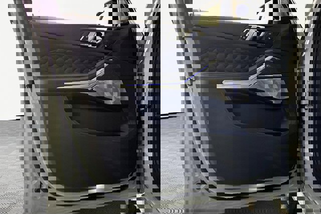 Vehicle image 20 of 34