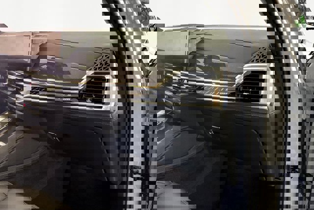 Vehicle image 29 of 34