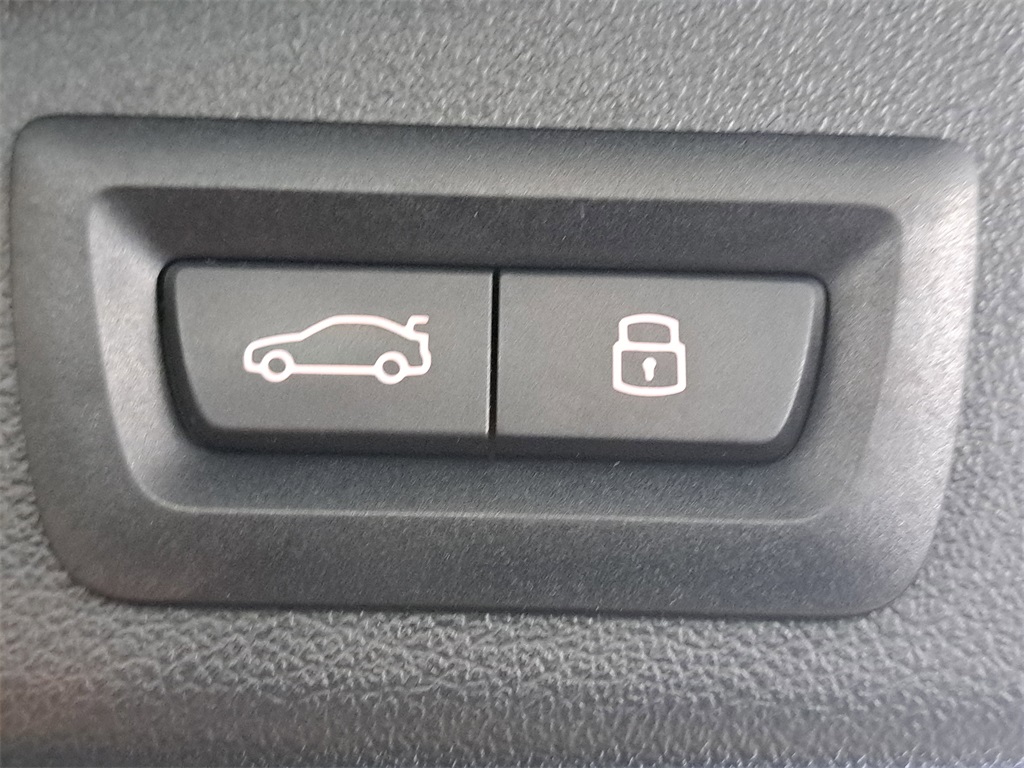 Vehicle image 22 of 34