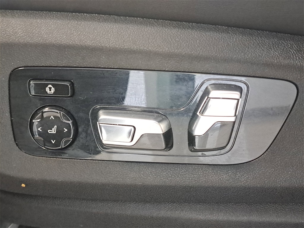 Vehicle image 32 of 34